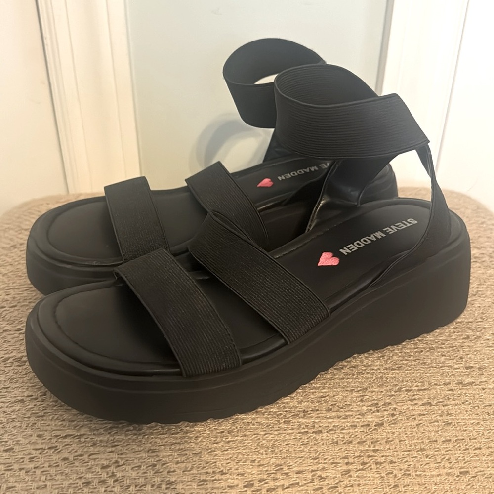Girls Steve Madden size 4 sandals